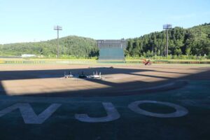 三条野球まつりに向けて三条パール金属スタジアムのピッチの整備