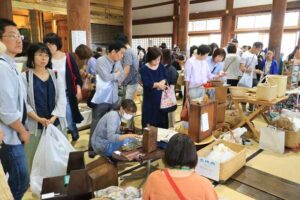 三条別院で開かれている御坊市の23日のにぎわい