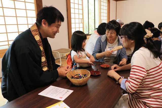 いつも人気の念珠づくり