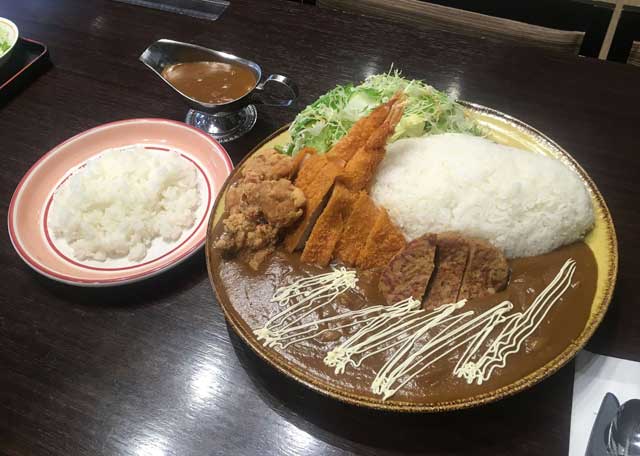 左がふつうのカレーライスサイズ