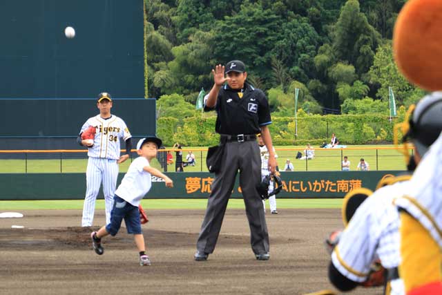 大崎学園1年の嘉代鼓太朗さんが始球式