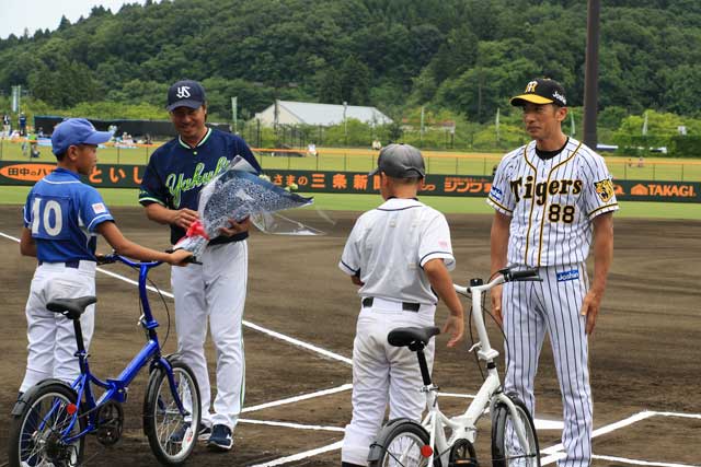 記念品を受け取るヤクルトの高津臣吾監督(左)と阪神の矢野燿大監督