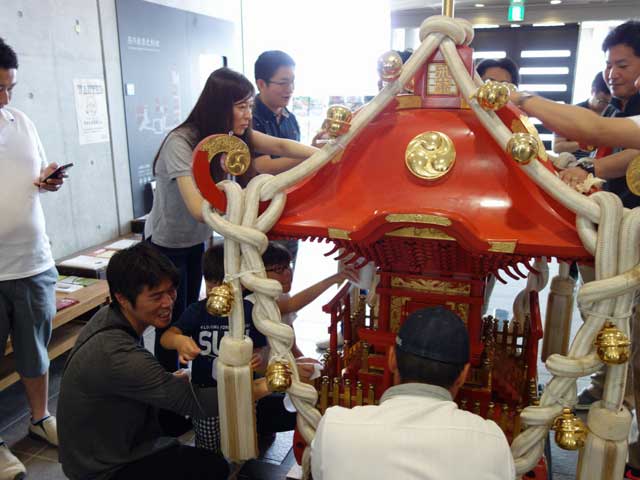 燕市産業資料館で純金みこしを清掃する燕1000人みこし実行委員会