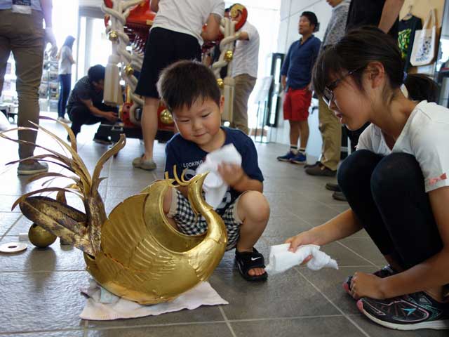 みこしのてっぺんに乗る鳳凰もからぶき