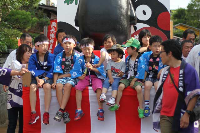 子ども山車行列の出発地点へ向かう