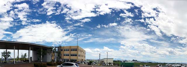 燕市役所でフェーン現象の空