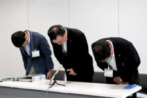 左から燕市教委の宮路学校教育課長、仲野教育長、山田教育次長
