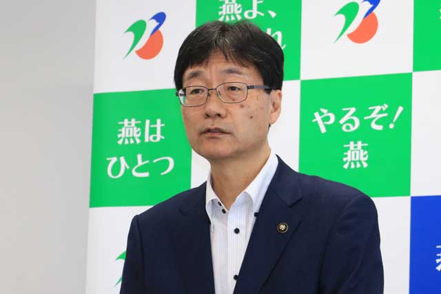 定例会見する鈴木燕市長