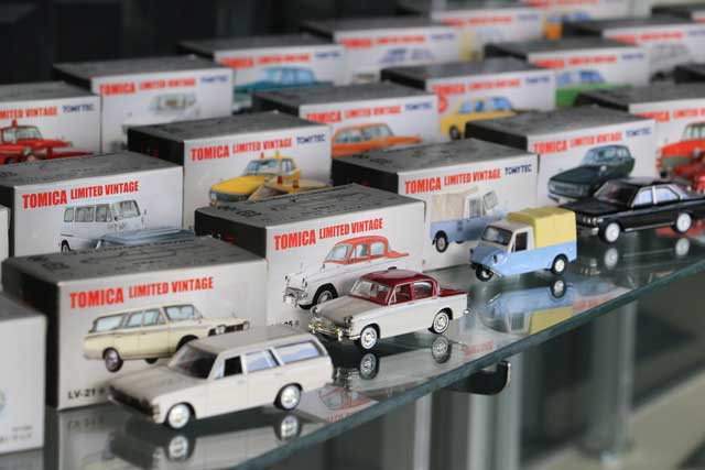 「昭和の自動車展× ものづくりのまち三条」にあわせて展示するトミカのミニカー