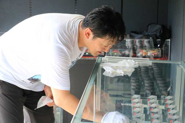 コレクションしたミニカーを展示する樋口さん