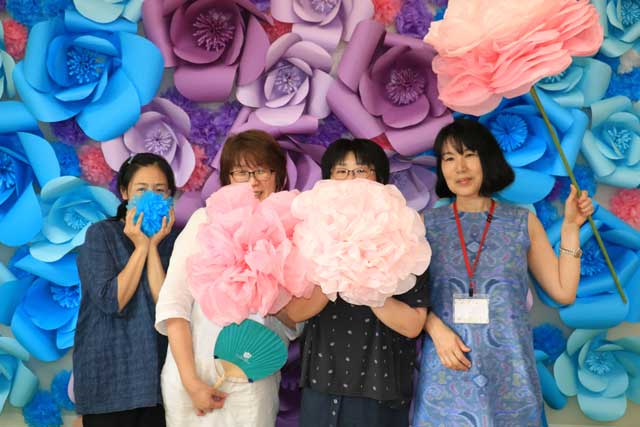 山田地区公民館の紙で作った大きな花の壁面装飾