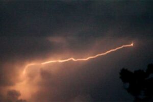 入道雲のなかで矢継ぎ早に雷が光る