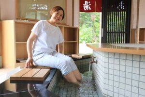 弥彦温泉駅前広場に完成した足湯