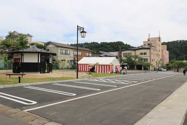 完成した弥彦温泉駅前広場で竣工式