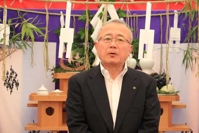 竣工式であいさつする小林村長