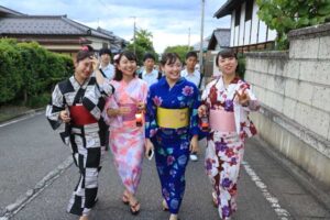 「湯のまち巡り～軒先アートギャラリー」で湯のまちナイトウオークに出発