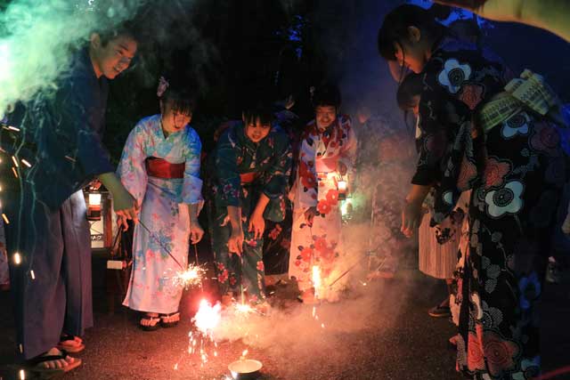 共同浴場前で花火