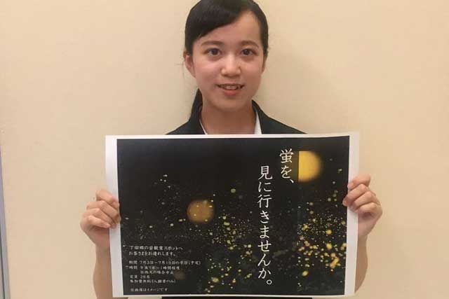 入館者をホタル観賞に案内している「いい湯らてい」