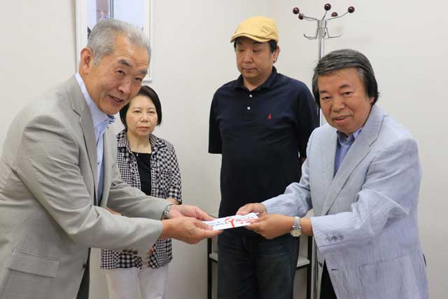 左から吉田理事長、燕理容出張サービスの佐藤さん、池さん、代表の田中さん