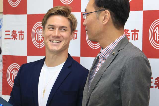 国定市長から花束を受け取る