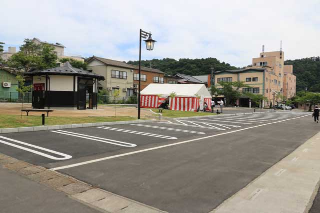 8日にオープンイベントが行われる弥彦駅前広場「湯のわ」