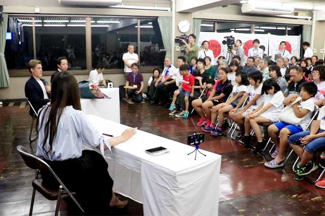 熱気むんむんの会場