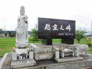 7.13水害から14年の13日に献花台を設けて黙とうを捧げる五十嵐川水害復興記念公園