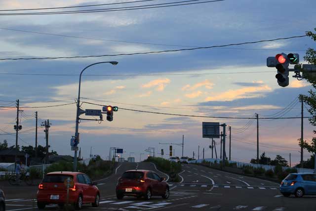 日中の熱気が残る9日夕方の燕市・井土巻二丁目交差点