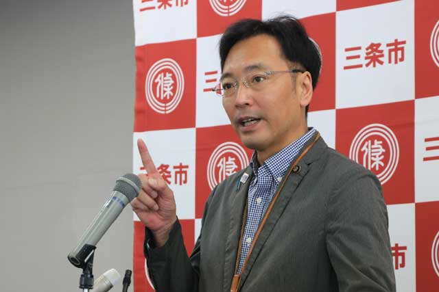 記者会見する国定三条市長