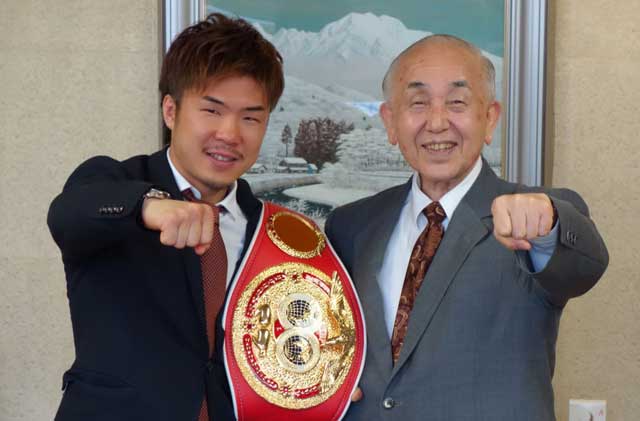 プロボクサー高橋竜平選手と小池清彦市長