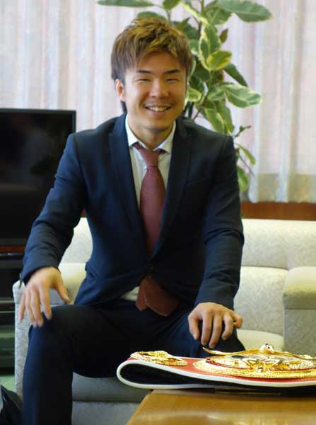 笑顔で小池市長と話すプロボクサー高橋竜平選手