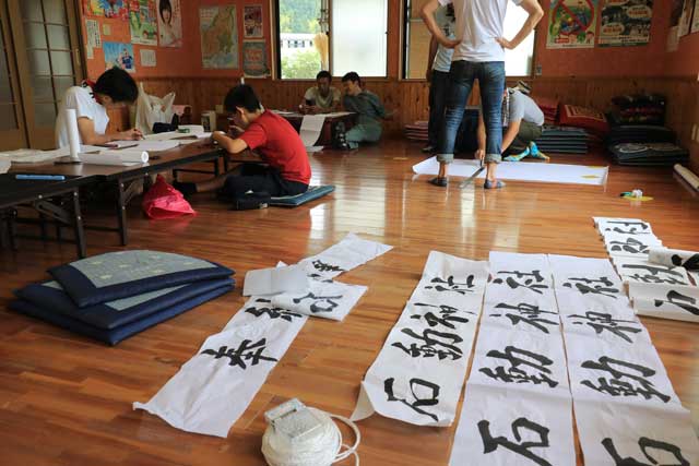 花燈籠に張る紙に絵や文字を書く