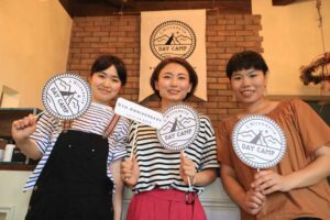 オープン5周年記念イベント「DAY CAMP」を開く「リロンデル」のオーナーの和田さん(中央)をはじめ3人のスタッフ