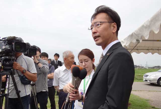 インタビューに答える国定市長