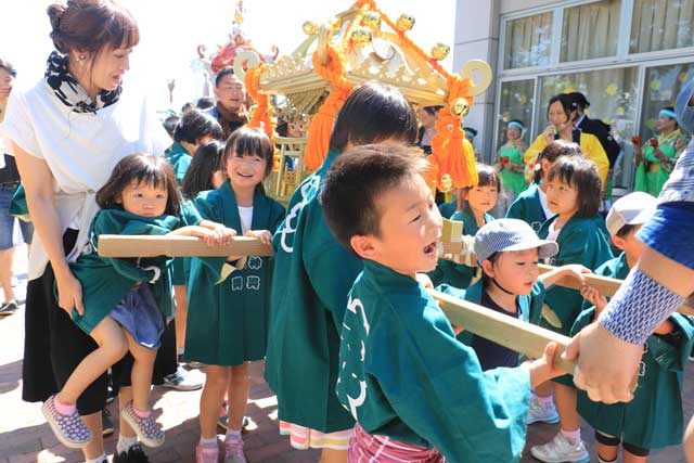 燕市交通公園で親子飛び入りパフォーマンス