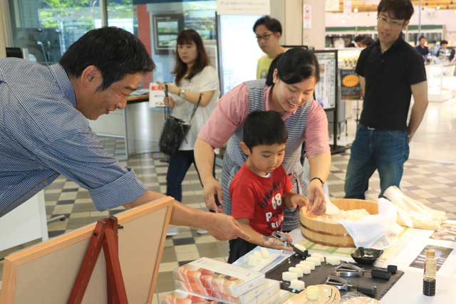燕三条地場産業振興センターで開かれているにぎり寿司成形器「すしトング」の体験会