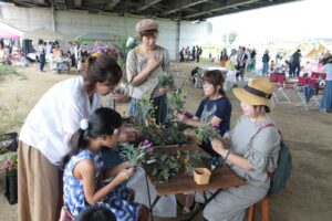 大曲河川公園で開かれている「リロンデル」のオープン5周年記念イベント「DAY CAMP」