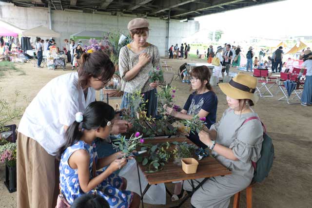 大曲河川公園で開かれている「リロンデル」のオープン5周年記念イベント「DAY CAMP」