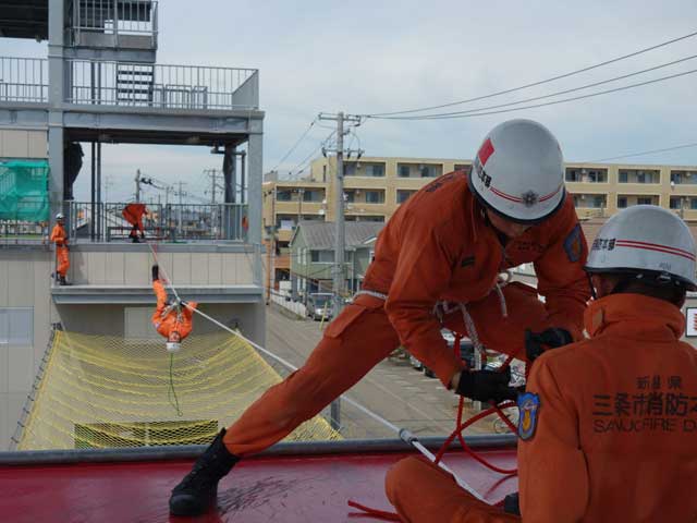 三条市消防本部でロープブリッジ救出の練習