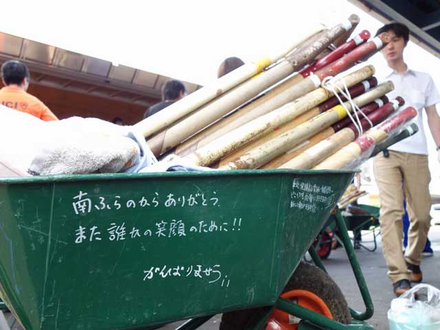 南富良野町のメッセージが書かれた一輪車