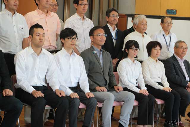 主催者や関係者と記念撮影する塾生