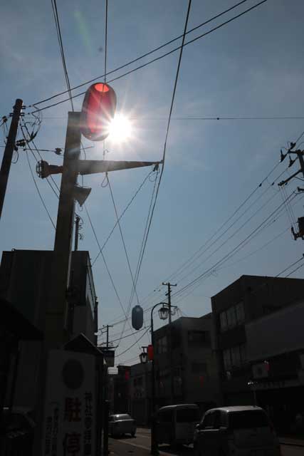 飛燕夏まつりメーン会場となる燕市の目抜き通りのサンロード宮町商店街に今は日差しを遮るオーバーアーケードはない