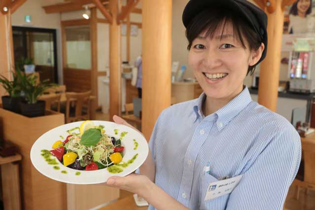 「夏のうんめもんフェアー」開催中の道の駅「漢学の里しただ」の農家レストラン「悟空」で平日限定で販売している「汁なしサラダうどん」