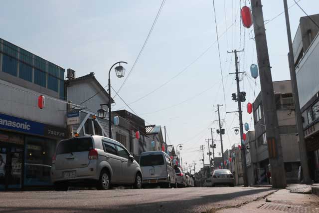 21日に音楽パレードを除き交通安全パレードだけ行われる燕市燕地区の目抜き通り