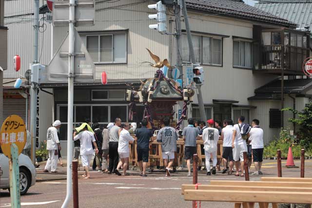 燕駅前からみメーンストリートへ向かってみこしが出発