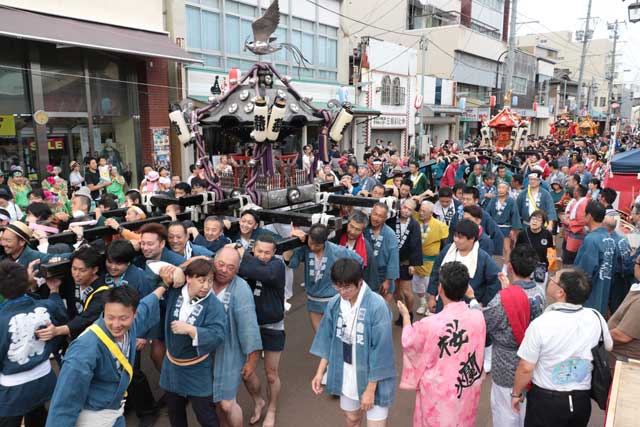 飛燕夏まつりの燕1,000人みこし