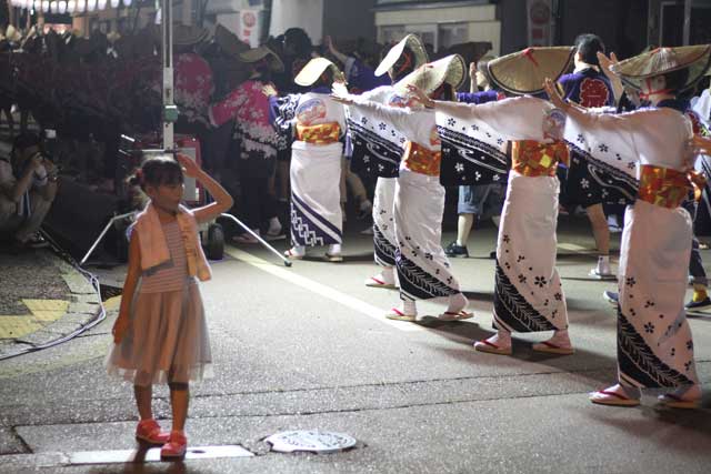 見よう見まねで踊る女の子