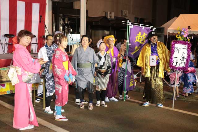 仮装盆踊りは大会で優勝した越後楽笑会の「水戸黄門」