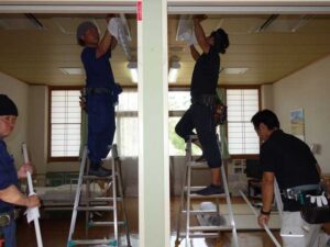 新潟県電気工事組合三条支部青年部会が特別養護老人ホーム「さかえの里」で照明器具の清掃と点検のボランティア