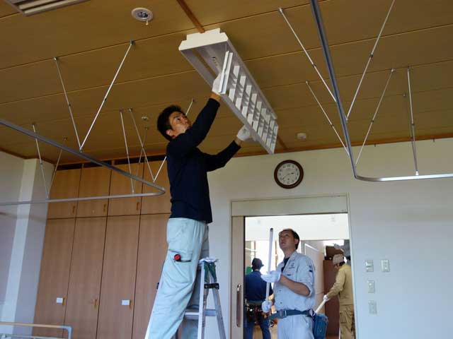 新潟県電気工事組合三条支部青年部会が特別養護老人ホーム「さかえの里」で照明器具の清掃と点検のボランティア